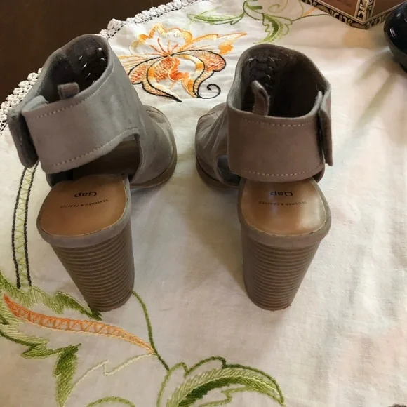 Gap Peep-Toe Braided Stacked Heel Sandal. Taupe Suede Snap-back Closure. Size 8 - Picture 4 of 10